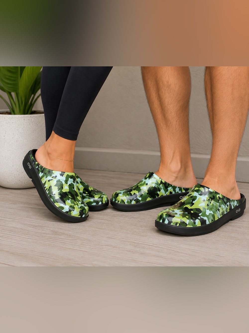 OOFOS OOcloog Limited Edition Green Camo Recovery Clogs Size M10 Comfort Shoes
